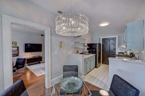 ثلاجة، ميكروويف، فرن، موقد طهي مسطح