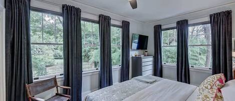 6 Schlafzimmer, Schreibtisch, Bügeleisen/Bügelbrett, Reisekinderbett