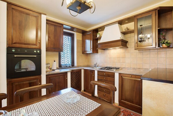 Frigorifero, forno, piano cottura, lavastoviglie