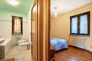 Een douche, een haardroger, handdoeken