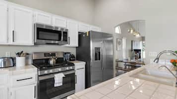 Geladeira, micro-ondas, fogão, cooktop