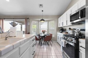 雪櫃、微波爐、焗爐、爐具