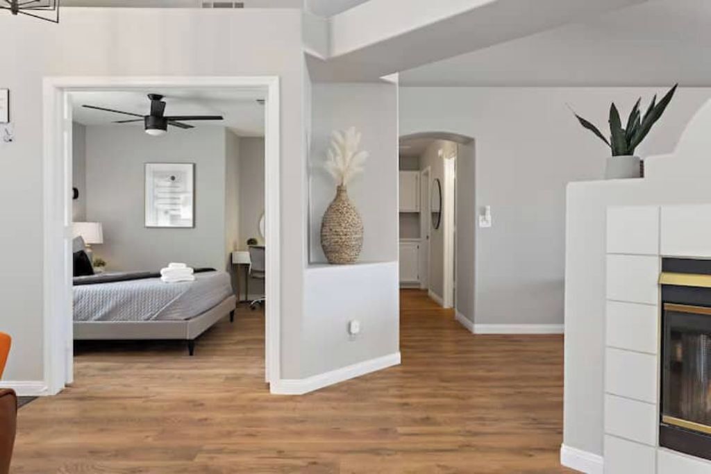 5 slaapkamers, een bureau, een strijkplank/strijkijzer, reisbedje