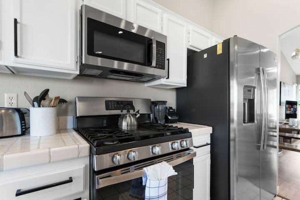 Een koelkast, een microgolfoven, een oven, een kookplaat