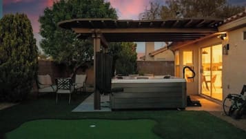 Tina de hidromasaje al aire libre