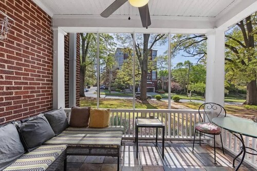 Charming Condo Near Freedom Park | King Bed & Screened Porch