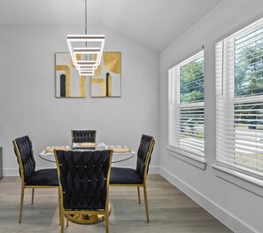 Dining - Spacious ,Luxury 3-bedroom apartment in Houston with Games ,Smart Tv,Wifi (Houston)