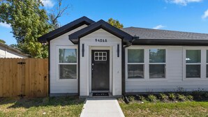 A single-story house with a front door labeled "9406A" and a small porch. - Spacious ,Luxury 3-bedroom apartment in Houston with Games ,Smart Tv,Wifi (Houston)