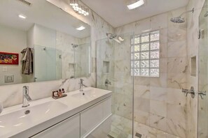 Dusche, Haartrockner, Shampoo