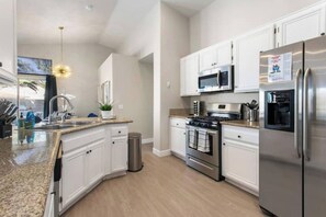 雪櫃、微波爐、焗爐、爐具