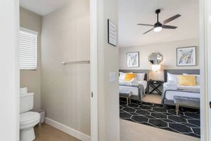 Sèche-cheveux, serviettes fournies, shampoing, papier toilette