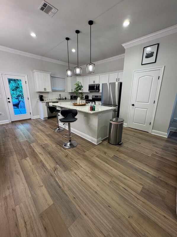 ثلاجة، ميكروويف، فرن، موقد طهي مسطح