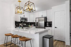 雪櫃、微波爐、焗爐、爐具