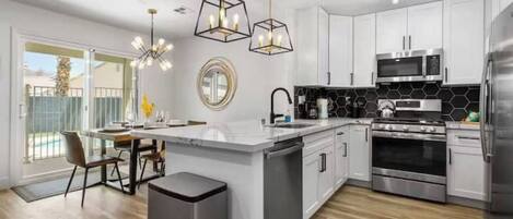 Kühlschrank, Mikrowelle, Ofen, Herdplatte