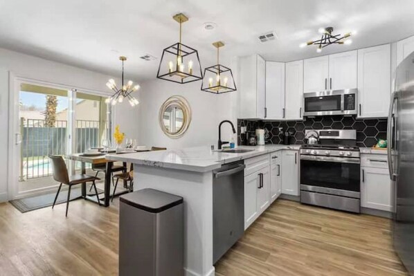 Réfrigérateur, micro-ondes, four, plaque de cuisson