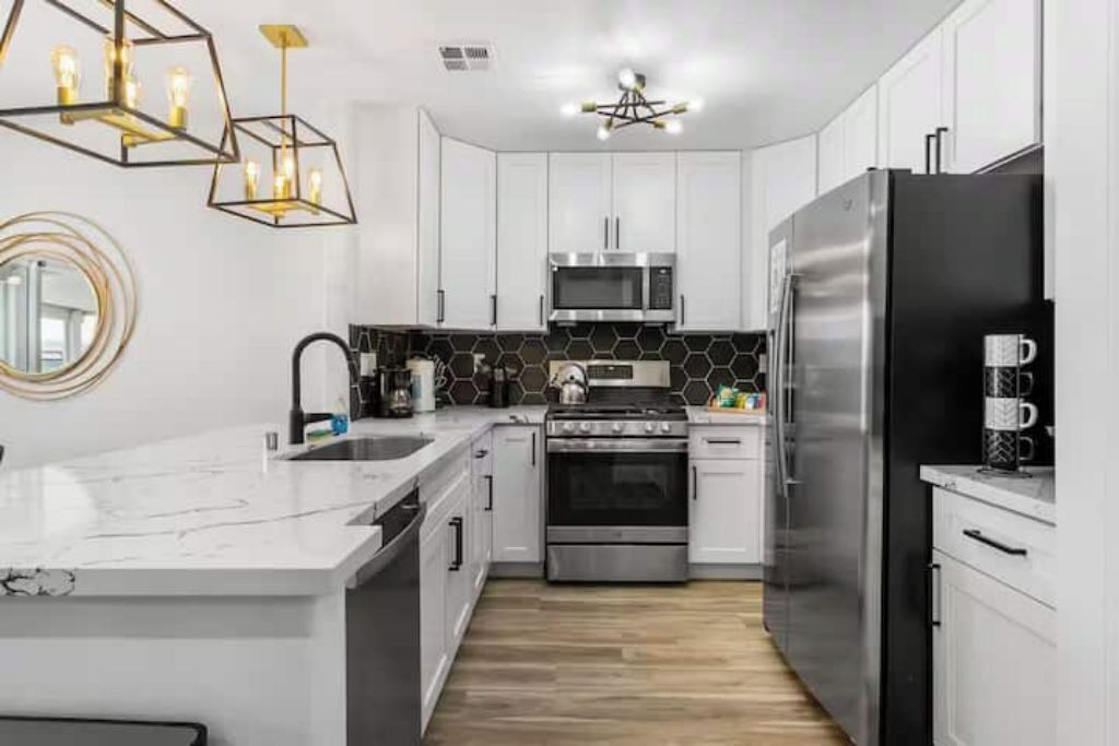 Een koelkast, een microgolfoven, een oven, een kookplaat