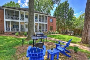 Outdoor dining - Lavish Myers Park 4 King Condos, 8BR | Private (Charlotte)