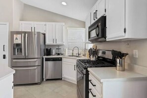 ثلاجة، ميكروويف، فرن، موقد طهي مسطح