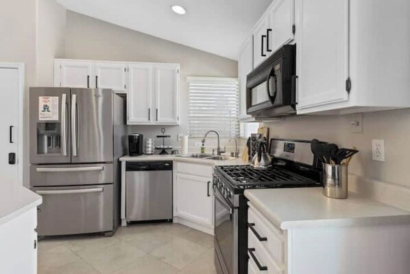 Frigorifero, microonde, forno, piano cottura