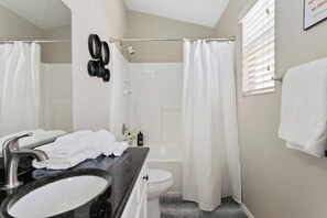 Asciugacapelli, asciugamani, sapone, shampoo