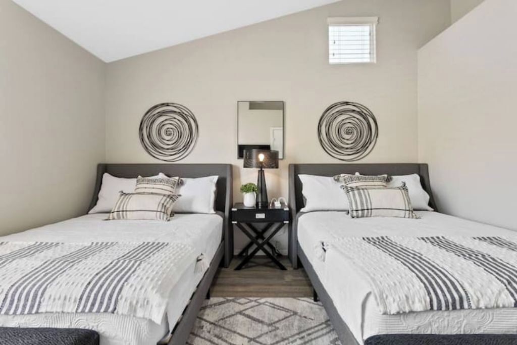 3 slaapkamers, een strijkplank/strijkijzer, reisbedje, gratis wifi