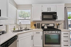 Frigorifero, microonde, forno, piano cottura