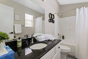 Asciugacapelli, asciugamani, sapone, shampoo