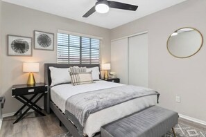 3 habitaciones, tabla de planchar con plancha y cuna de viaje