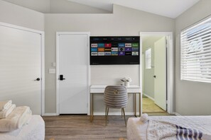 5 bedrooms, iron/ironing board, travel cot, free WiFi - Spectacular 5BR Home: Pool and Relaxing Space! (North Las Vegas)