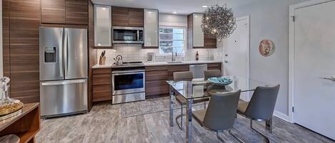 Geladeira, micro-ondas, fogão, cooktop