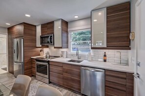 Refrigerador, microondas, horno y parrilla de estufa 