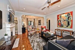 Televisio, takka, työhuone