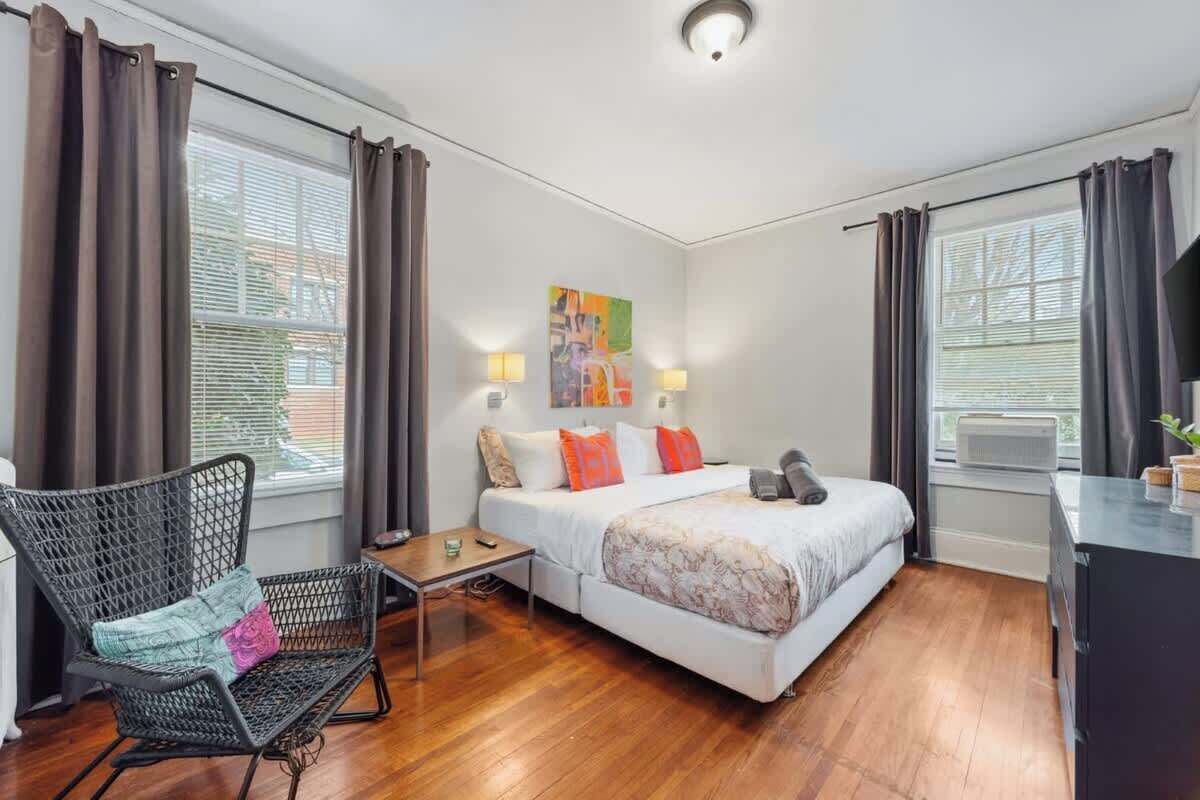 1 habitación, escritorio, tabla de planchar con plancha y cuna de viaje 