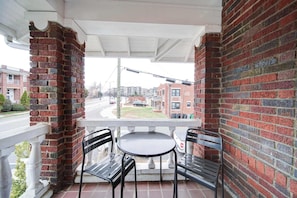 Outdoor dining - Boutique Elizabeth Condo, King Bed, Porch (Charlotte)