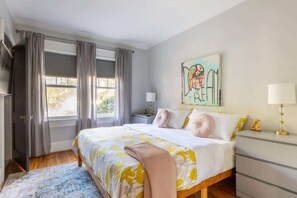 4 habitaciones, escritorio y tabla de planchar con plancha 