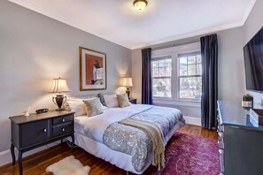 4 habitaciones, escritorio y tabla de planchar con plancha 