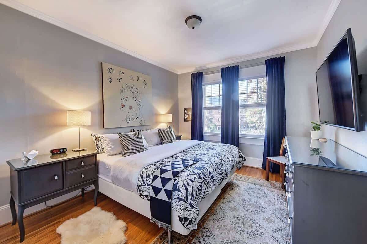 4 bedrooms, desk, iron/ironing board, travel crib