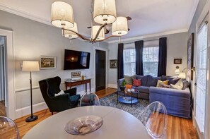 TV, offices - Luxury Condo in Dilworth: 4BR & Free Parking (Charlotte)