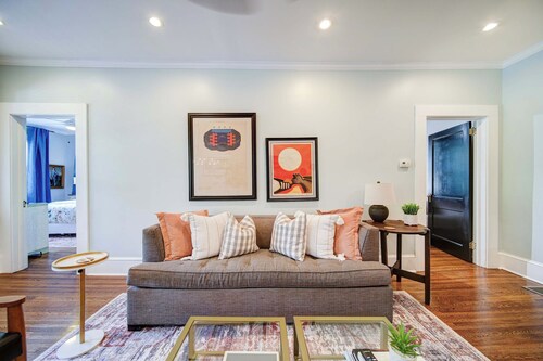 The Home Collection: Historic Myers Park 2BR/2BA | Step-Free | Screened Porch