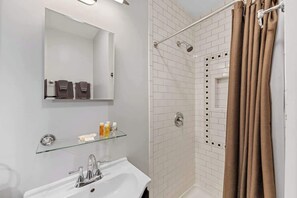 Dusche, Haartrockner, Handtücher, Shampoo