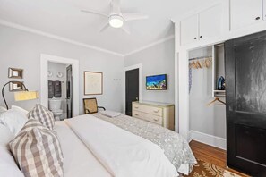 2 slaapkamers, een strijkplank/strijkijzer, reisbedje, wifi