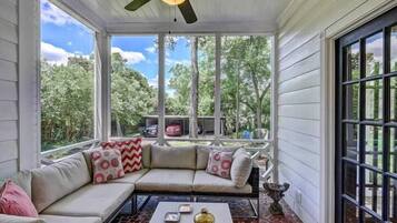 TV, fireplace, offices