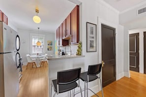 Réfrigérateur, four à micro-ondes, un four, surface de cuisson