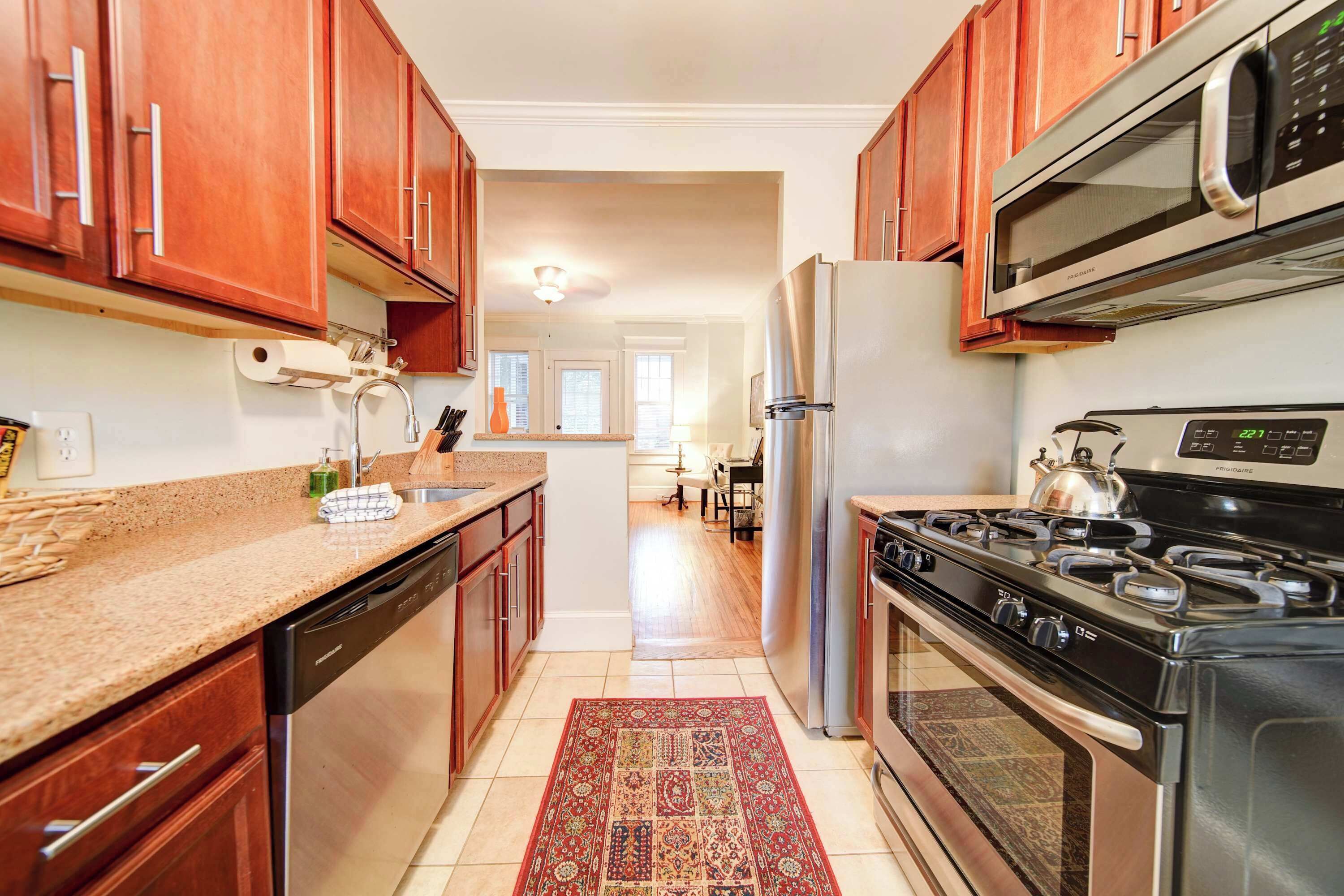 Refrigerador, microondas, horno y parrilla de estufa 