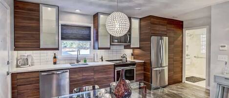 Réfrigérateur, micro-ondes, four, plaque de cuisson