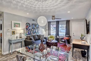 TV, offices - Cozy One-Bedroom Apartment in Myers Park (Charlotte)