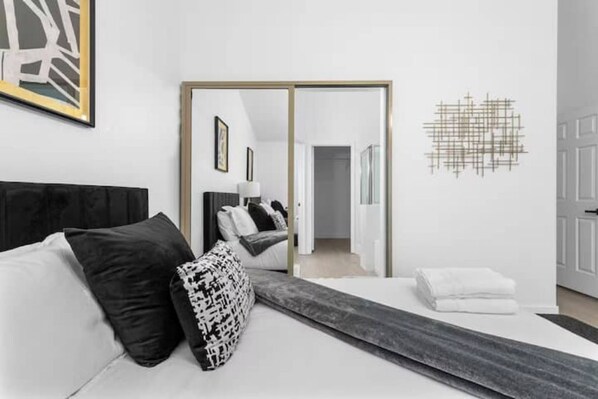 5 soverom, skrivebord, strykejern/-brett og reiseseng for barn