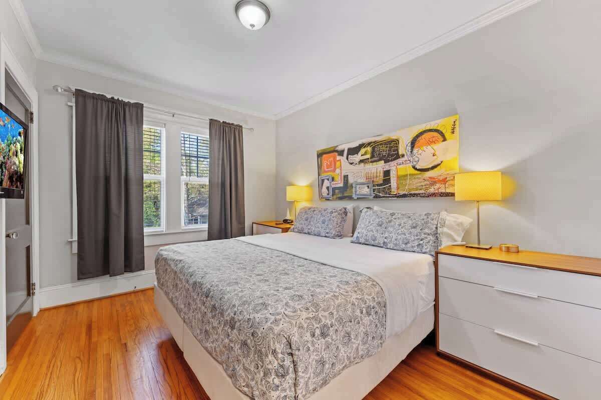 2 slaapkamers, een bureau, een strijkplank/strijkijzer, reisbedje