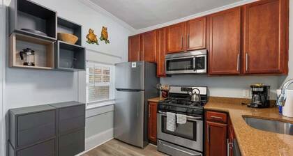 Modern Dilworth 2BR·King Bed·Free Parking·Porch