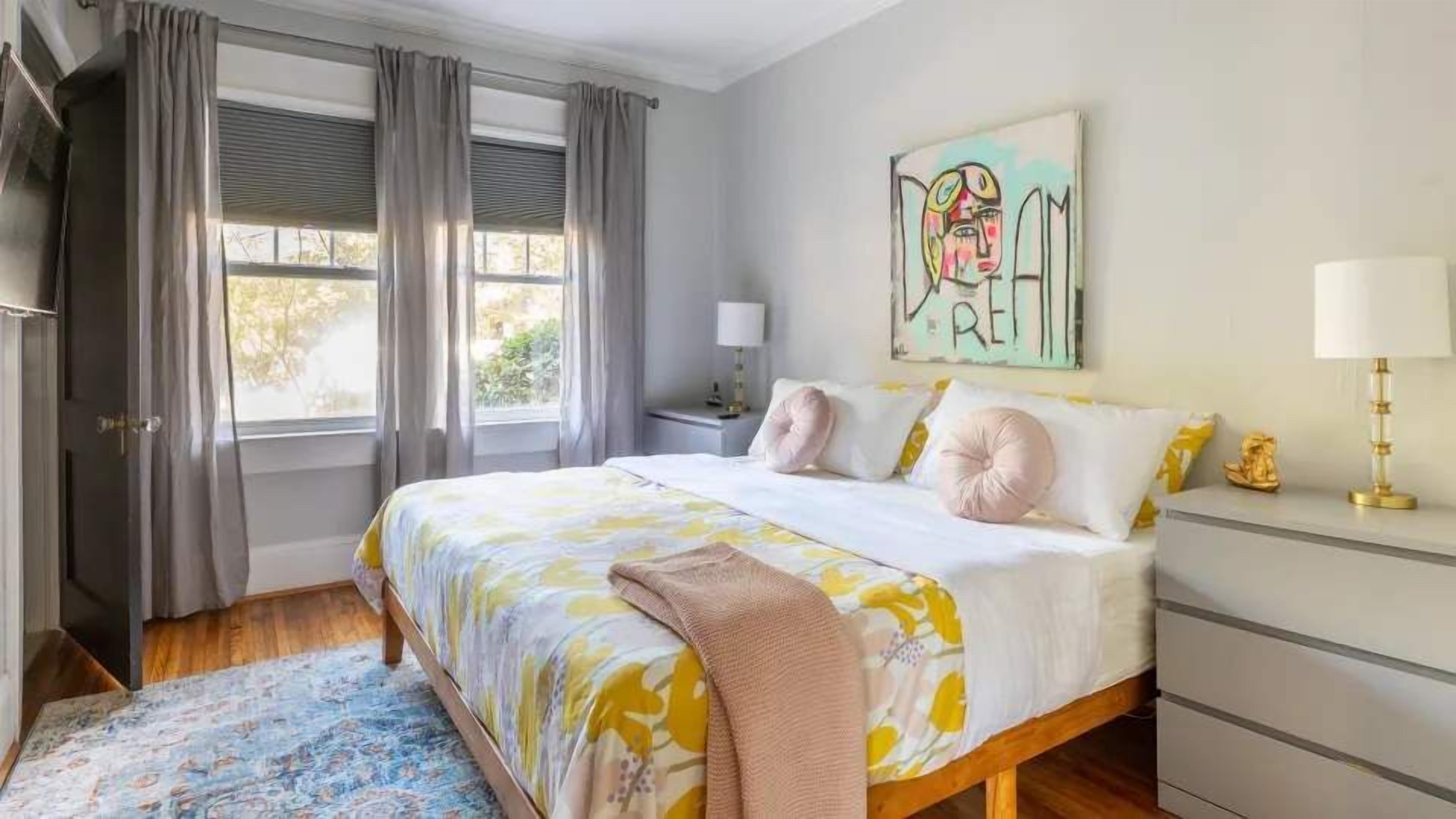 2 habitaciones, escritorio y tabla de planchar con plancha 